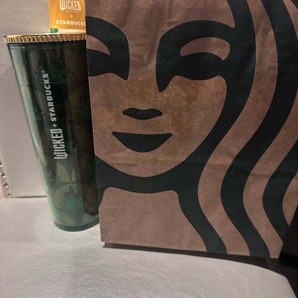 Starbucks ‘Wicked’ Limited Edition Metallic Green Emerald City Cold Cup 24 oz - Picture 2 of 5